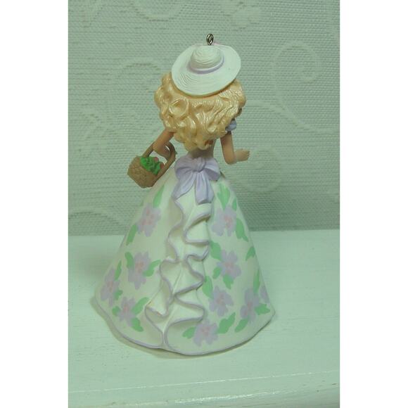 HALLMARK SPRINGTIME BARBIE ORNAMENT #1 IN SERIES--1995 - Picture 3 of 5